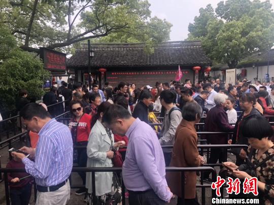 图为“五一”小长假期间，绍兴鲁迅故里景区售票处，游客正排队购票。　鲁一民 摄