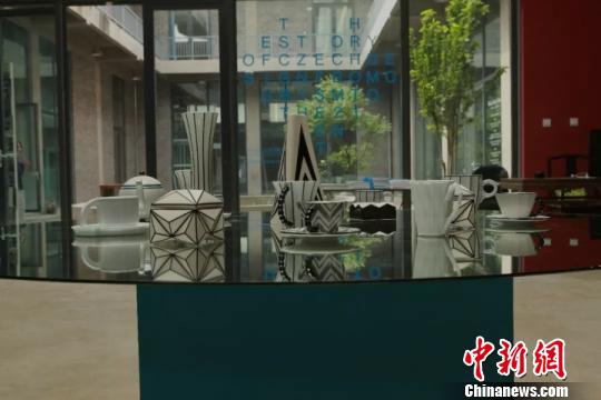 图为《变形记》展品。　刁海洋 摄