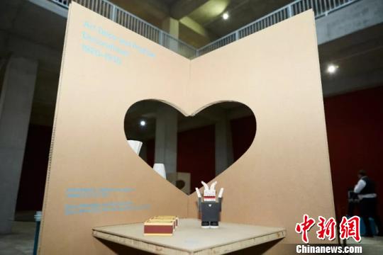 图为《变形记》展品?！〉蠛Ｑ?摄