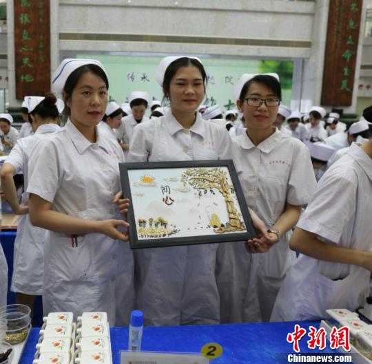 图为护士展示作品《初心》 林浩 摄 图为护士展示作品《初心》 林浩 摄