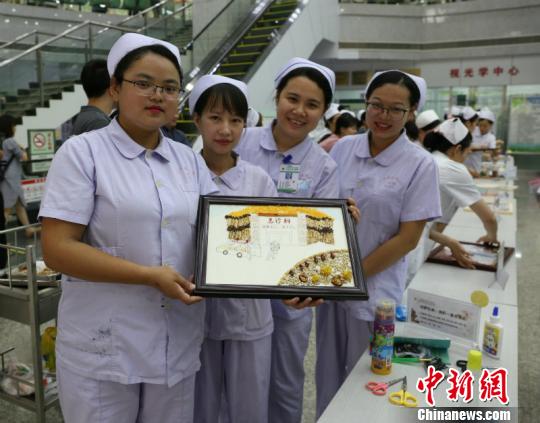 图为急诊科护士展示 林浩 摄 图为急诊科护士展示 林浩 摄