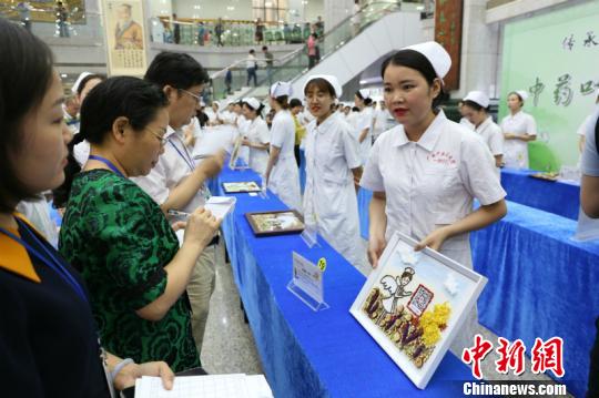 图为评委参赛作品打分 林浩 摄 图为评委参赛作品打分 林浩 摄