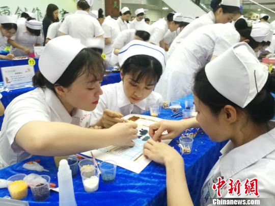 图为参赛护士认真创作 廖津 摄 图为参赛护士认真创作 廖津 摄