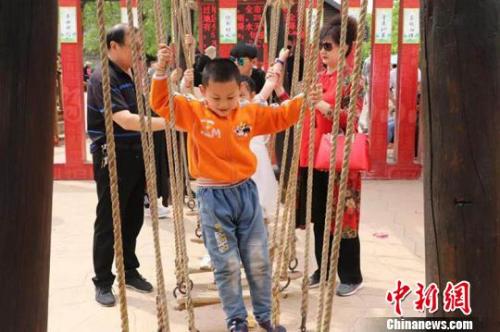 资料图：家庭亲子游成为五一假期出行的主要类型，占比达到65.6?洪洞大槐树景区供图