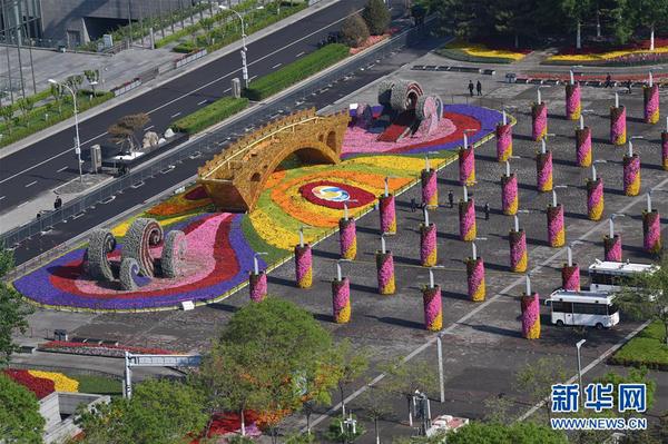 4月26日，第二届“一带一路”国际合作高峰论坛开幕式在北京国家会议中心举行。这是4月26日拍摄的北京国家会议中心前的“丝路金桥”景观作品。 新华社记者 金良快 摄