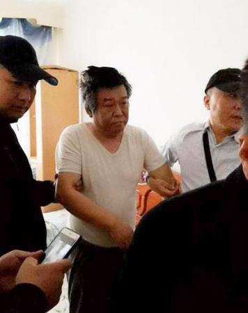 程鹏在牡丹江市某小区被抓获(牡丹江市公安局华电分局 赵宇 摄) 程鹏在牡丹江市某小区被抓获(牡丹江市公安局华电分局 赵宇 摄)