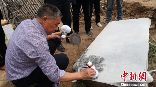 永城市文物部门专家在进行石碑拓片?！∩忻飨?摄