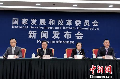 5月6日，国家发改委召开专题新闻发布会，介绍关于建立健全城乡融合发展体制机制和政策体系有关情况，并回答记者提问。<a target='_blank' href='http://www.chinanews.com/' >中新网</a>记者 李金磊 摄