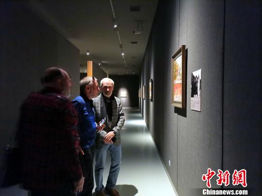 图为，观众在观赏“印象山东——俄罗斯油画家写生作品展”。　孙宏瑗 摄
