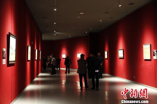 在“印象山东——俄罗斯油画家写生作品展”上，90幅油画作品描绘了俄罗斯与山东的优美风光，集中展示了俄罗斯艺术家的写生成果。　孙宏瑗 摄