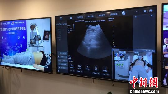 影像科专家进行实时诊断操作 金秋 摄