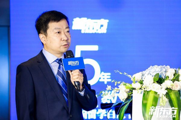 新东方前途出国助理副总裁兼市场部总监 李浚发布解读今年白皮书亮点。