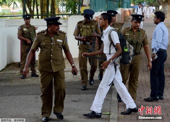 当地时间5月6日，科伦坡发生复活节袭击后，斯里兰卡全国各地的学校重新开学，学生们返校上课。据悉，由于数名复活节连环爆炸案的同谋至今仍在逃，斯里兰卡所面临的恐袭风险仍尚未解除，原定于复活节长假后复课的天主教学校，目前也无限期停课。斯里兰卡政府新闻部也发声明称，该国小学生将在5月13日开学，6年级及以上学生将于5月6日返校。