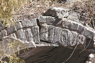 青砖垒砌的拱券顶端，已经出现断裂