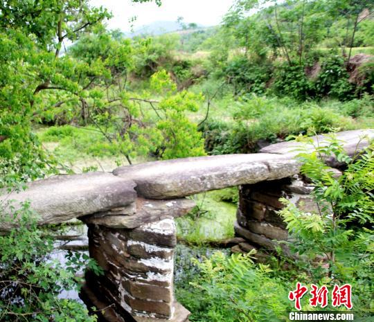 桥面分三段用青石板横铺而建 宋俊初 摄