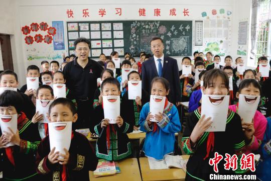 中国红基会携手内蒙古伊利公益基金会启动“伊心为你，感动童行”天使之旅贫困先心病患儿筛查救助行动。5月7日至10日，筛查活动将陆续在隆林县、田林县及凌云县开展贫困先心病患儿筛查救助活动?！「洞豪?摄