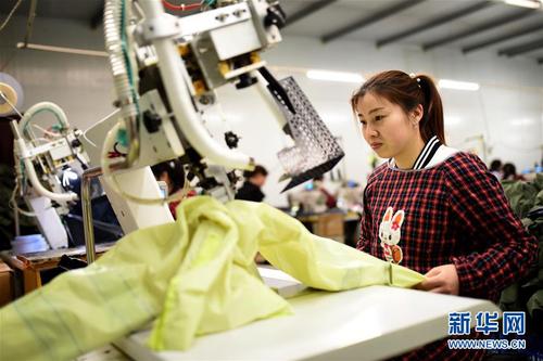 5月2日，河北南和县三思乡后郭平村村民在当地一“扶贫车间”内加工雨衣。 新华社记者 朱旭东 摄