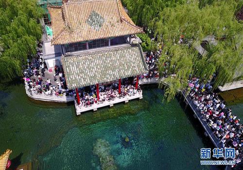 5月4日无人机拍摄的济南趵突泉景区。2019年“五一”假日期间全国国内旅游接待总人数1.95亿人次，按可比口径增长13.7%；实现旅游收入1176.7亿元，按可比口径增长16.1%。新华社发