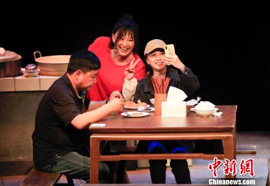 话剧《豆汁儿》剧照 杜洋 摄 话剧《豆汁儿》剧照 杜洋 摄