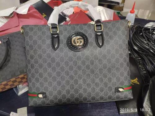 执法人员在一制假工厂内查获的高仿GUCCI包。广州白云区委宣传部供图