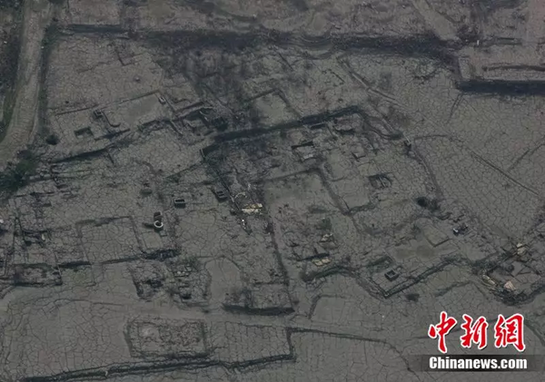 2008年5月19日，汶川大地震造成的泥石流掩埋了一个村庄。中新社记者 贾国荣 摄