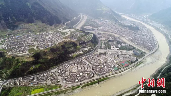 2018年4月，航拍震后重建的映秀镇。中新社记者 刘忠俊 摄