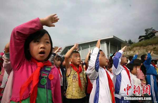 2009年9月2日，汶川映秀小学100多名学生借校开学。中新社记者 刘忠俊摄
