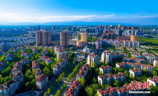 2018年5月，空中俯瞰成都彭州城区。 赵华敏 摄