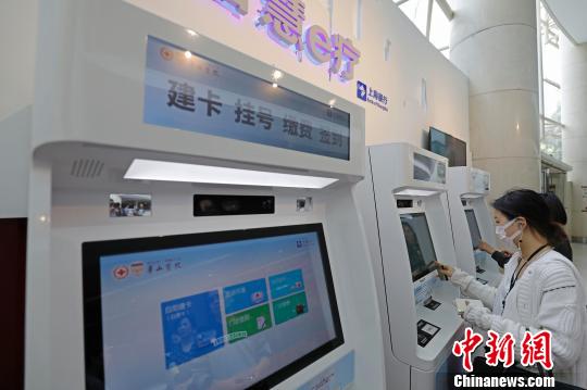 市民在专用自助机上办理相关业务?！∫罅⑶?摄