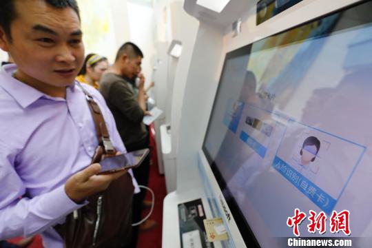 患者在专用自助机上“刷脸”办理相关业务?！∫罅⑶?摄