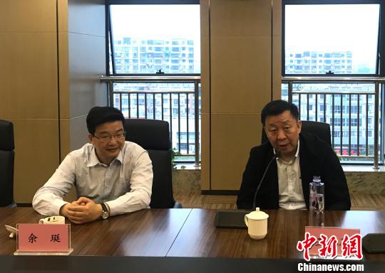 图为中华文化促进会主席王石(右)和扬州市副市长余珽(左)出席媒体见面会?！〈藜衙?摄