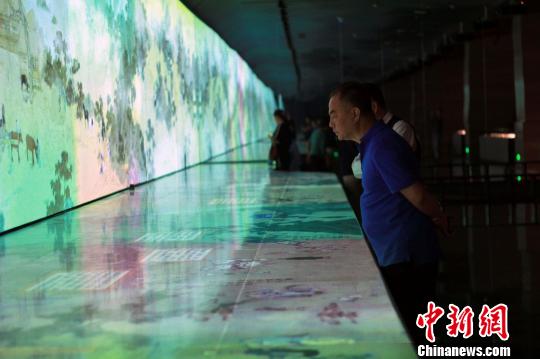 图为，观众在孔子博物馆展品前驻足观赏，了解每件文物背后的故事。　王飞 摄