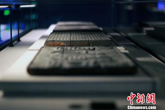 孔子博物馆闻名于世的藏品包括明代以来直至1948年的30万件孔府私家文书档案、宋代以来4万多册善本古书、8000多件明清衣冠服饰以及大量与祭祀孔子有关的礼乐器等?！⊥醴?摄