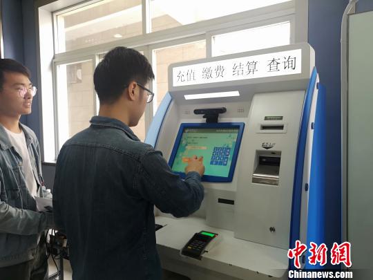 市民现场操作“刷脸办事”。　张煜欢 摄