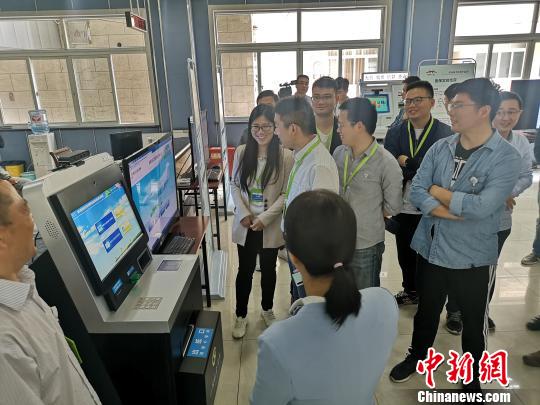 市民现场操作“刷脸办事”?！≌澎匣?摄