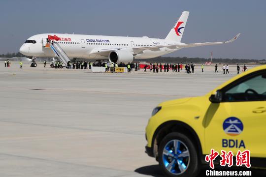 东航A350-900客机于5月13日上午9时35分，平稳降落在北京大兴国际机场的跑道上?！∫罅⑶?摄