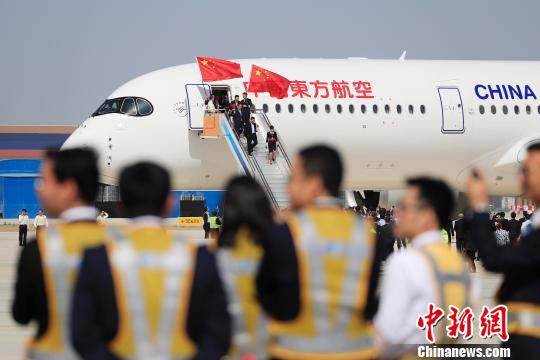 东航A350-900客机于5月13日上午9时35分，平稳降落在北京大兴国际机场的跑道上?！∫罅⑶?摄