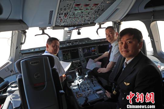 执行试飞机组合影。　殷立勤 摄