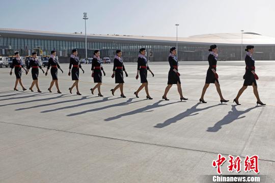 东航地服人员正在大兴机场进行准备工作?！∫罅⑶?摄