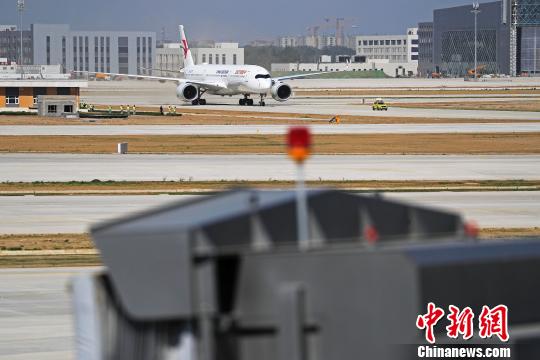 东航A350-900客机于5月13日上午9时35分，平稳降落在北京大兴国际机场的跑道上?！∫罅⑶?摄