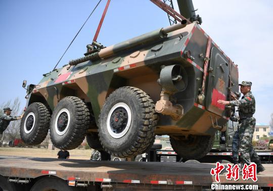 卞龙在指挥吊装装备?！⊙钤傩?摄