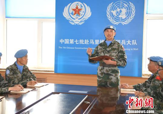 卞龙向战友们讲解出国后注意事项。　杨再新 摄