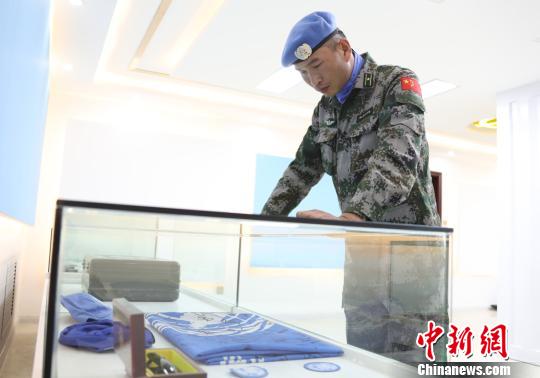 卞龙再次来到申亮亮烈士纪念厅?！⊙钤傩?摄