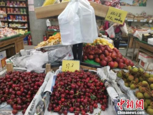 图为超市里的荔枝。 谢艺观 摄