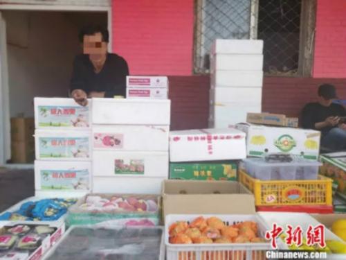 图为老郑的水果摊。 谢艺观 摄