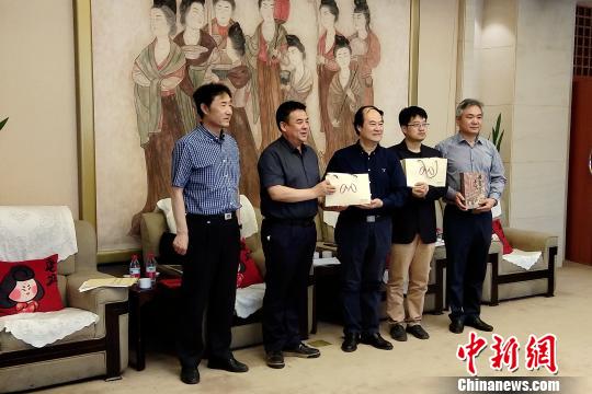 赠书仪式。　田进 摄