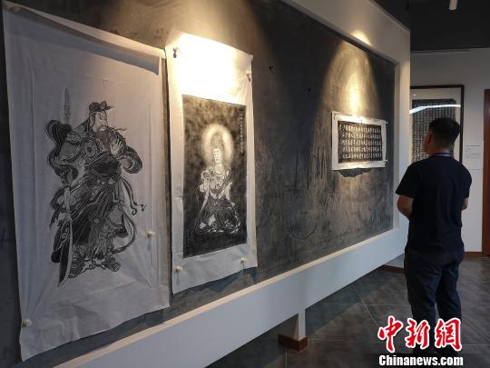 博物馆丰富的摩崖石刻拓片吸引人驻足欣赏?！√菩∏?摄