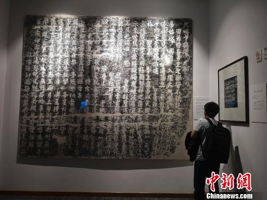 博物馆丰富的摩崖石刻拓片吸引人驻足欣赏?！√菩∏?摄