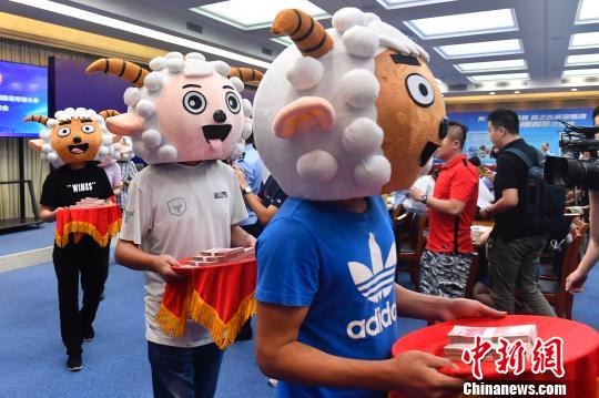 举报有功民众头戴喜羊羊头饰领奖?！〕骆鲿F 摄