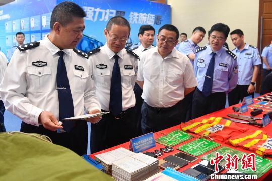 警方展示涉黑恶组织作案工具?！〕骆鲿F 摄